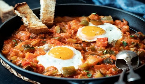 Cómo preparar pisto con huevo: receta fácil y rápida